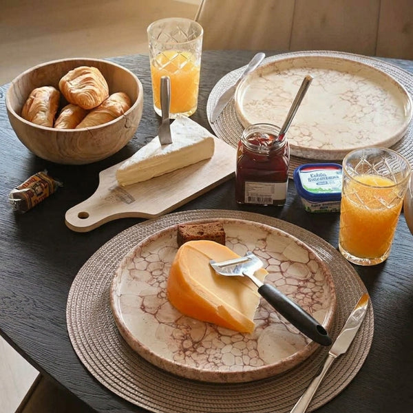 Gedekte ontbijttafel met roombrie, jong belegen kaas, aardbeienjam, smeerkaas en fruitsap | Kaas & Borrelz